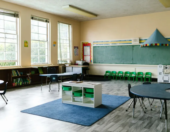 Světlá třída s barevnými židličkami