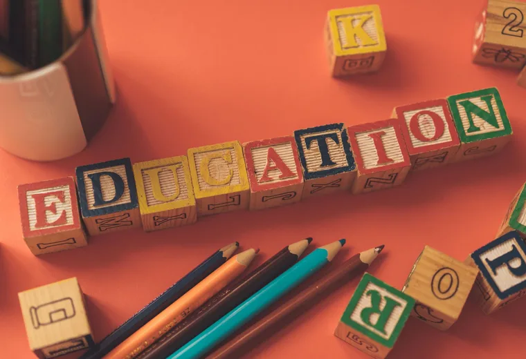 Edukační hračky a kostky s písmeny